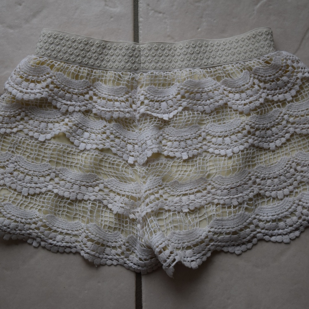 Target Cream Lace Ruffle Shorts - Picture 3 of 4